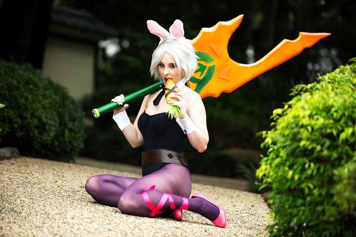 Battle Bunny Riven from League of Legends Cosplay