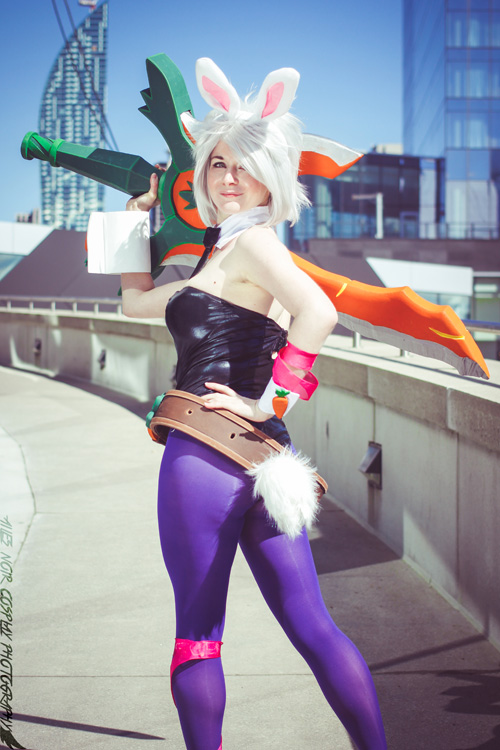 Battle Bunny Riven from League of Legends Cosplay 