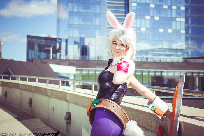 Battle Bunny Riven from League of Legends Cosplay 