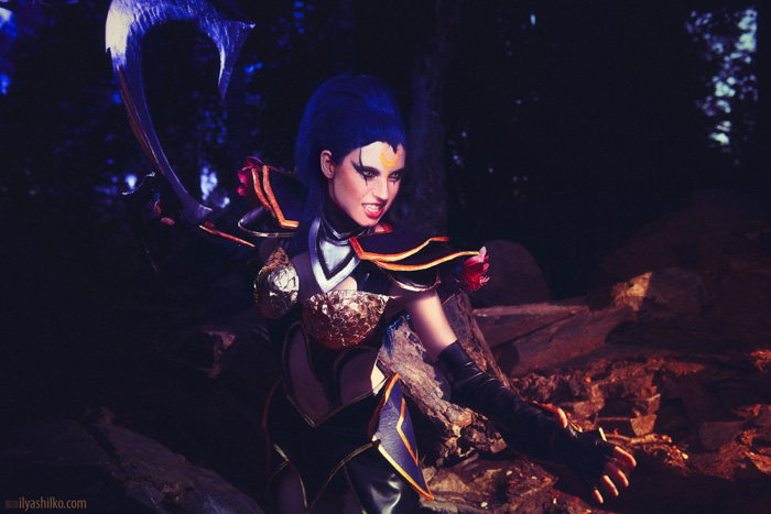 Dark Valkyrie Diana from League of Legends Cosplay