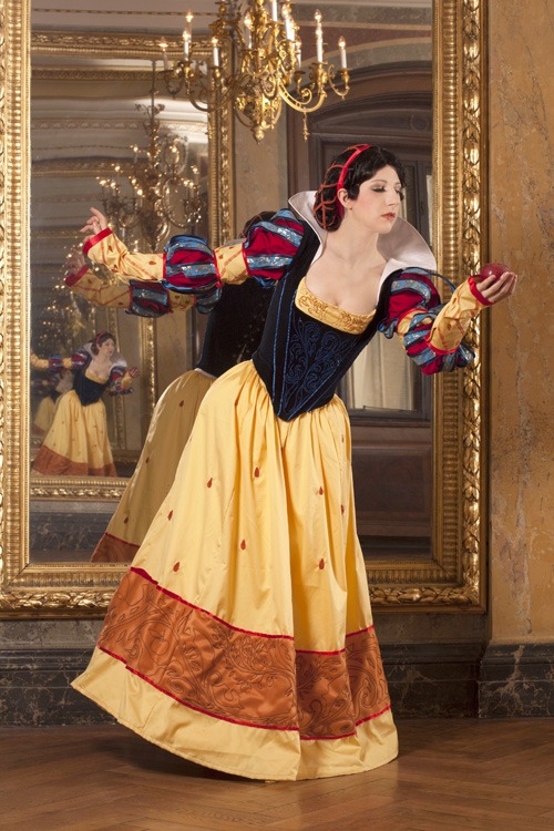 Renaissance Snow White Cosplay