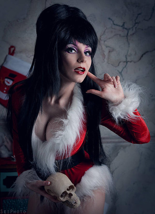 Christmas Elvira Cosplay
