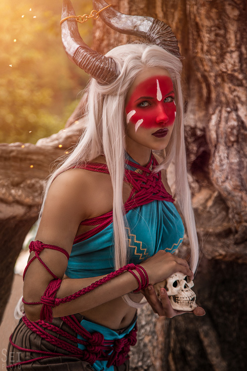 Inquisitor Adaar from Dragon Age: Inquisition Cosplay