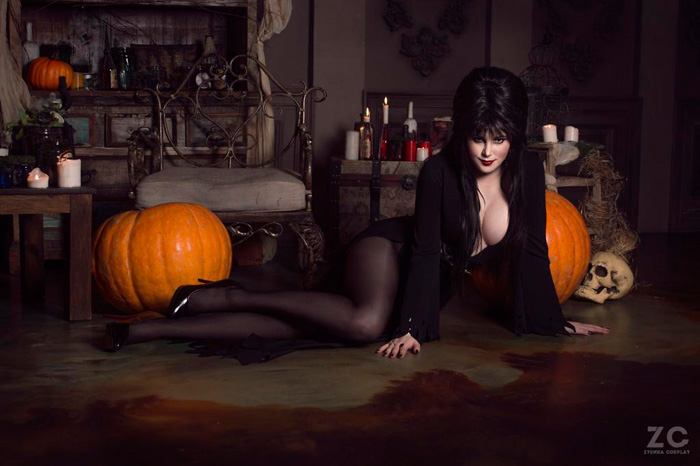 Halloween: Elvira Mistress of the Dark Cosplay