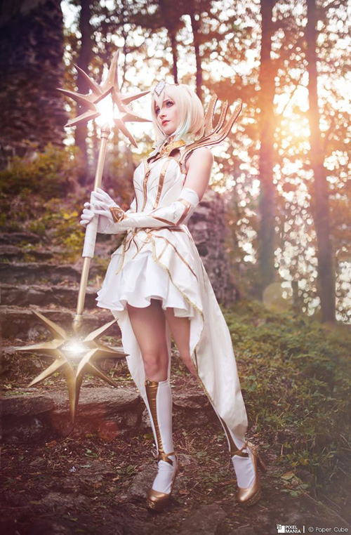 Elementalist Lux from League of Legends Cosplay
