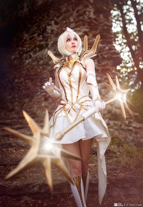 Elementalist Lux from League of Legends Cosplay