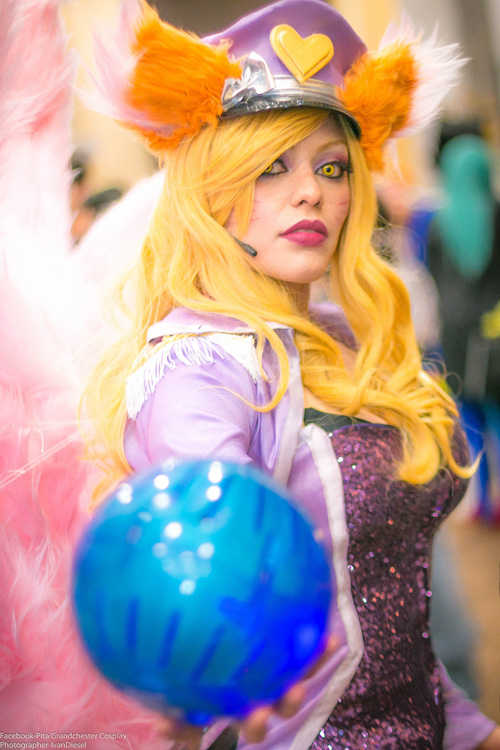 Popstar Ahri from League of Legends Cosplay