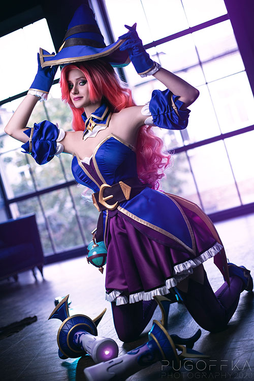 Bewitching Miss Fortune from League of Legends Cosplay