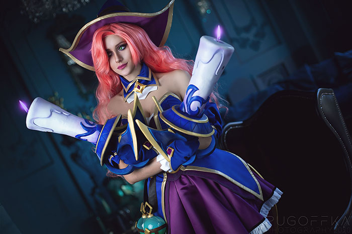 Bewitching Miss Fortune from League of Legends Cosplay