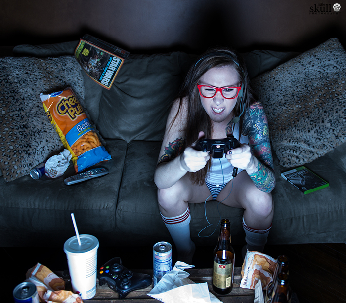 Topless gamer girl plays pics game