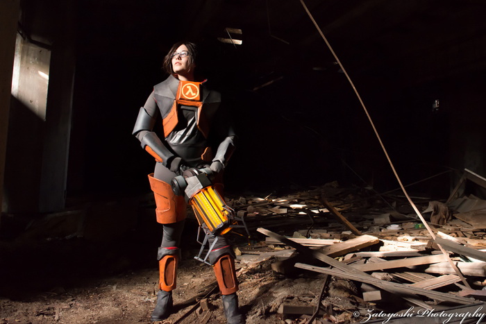 She recently completed a Half-Life armor cosplay, complete with Zero Point ...